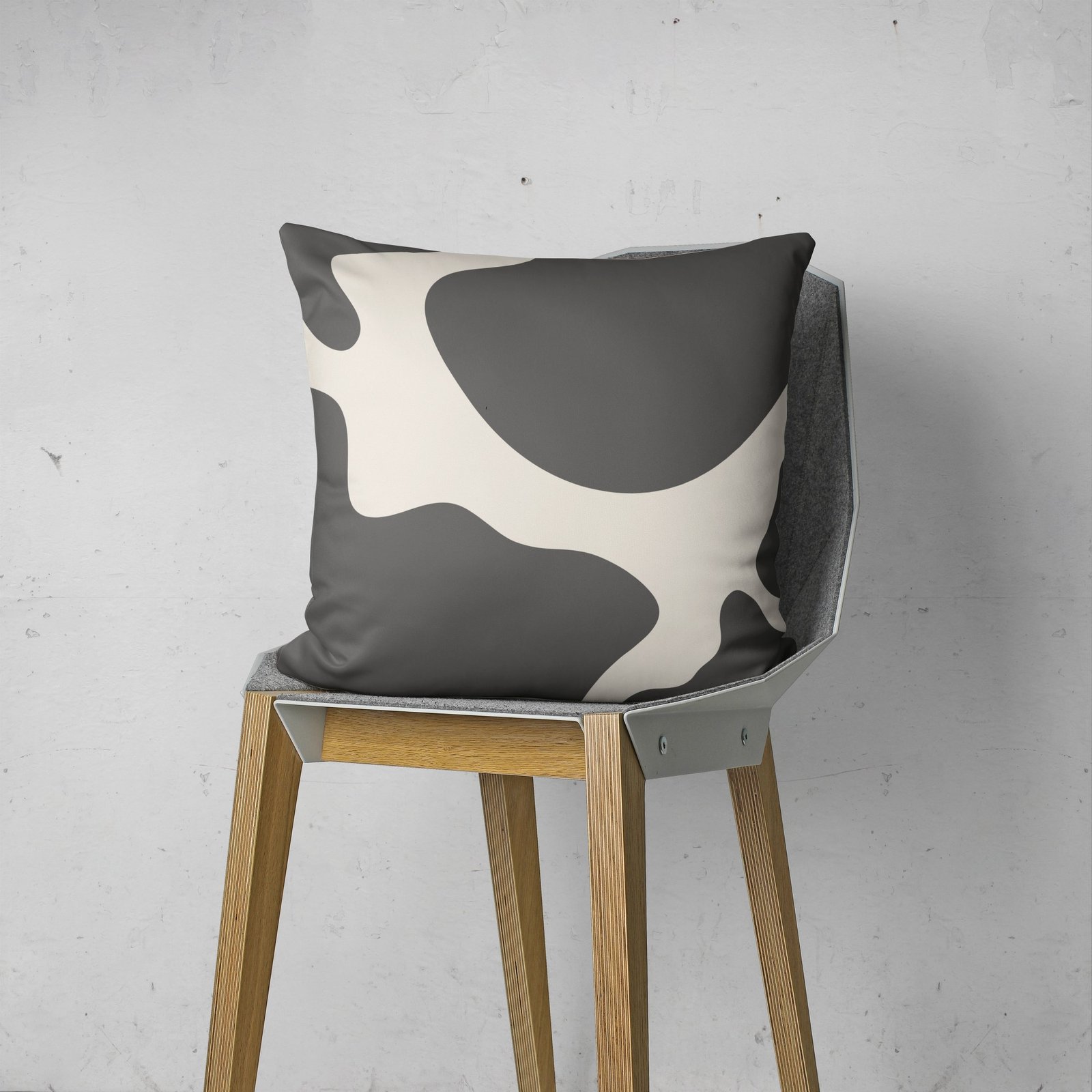 Giraffe big print cushion cover - Image 3